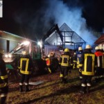 Feuerwehr Einsatzgruppe beim löschen des Scheunenbrandes in DIebach