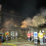 Feuerwehr und Rot Kreuz Einsatzgruppen beim löschen des Scheunenbrandes in DIebach