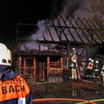 Feuerwehr Einsatzgruppe beim löschen des Scheunenbrandes in DIebach