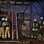 Feuerwehr Einsatzgruppe beim löschen des Scheunenbrandes in DIebach