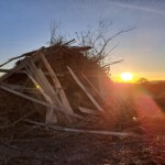 Der Holzhaufen des Mahnfeueres vor dem anzünden