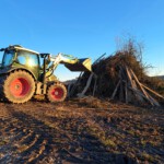 Vorbereitung des Mahnfeuers mit Traktoren