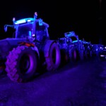 Traktoren auf dem Weg zum Mahnfeuer