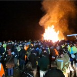 Gruppenaufnahme der Teilnehmer am Mahnfeuer