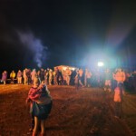 Gruppenaufnahme der Teilnehmer am Mahnfeuer