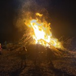 Kinder vor dem Mahnfeuer