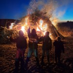 Kinder vor dem Mahnfeuer